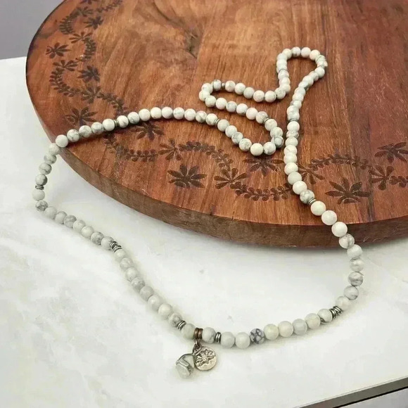Stone Necklace White Howlite Beaded 18" Strand Stretch Silver Tone Beads - Picture 5 of 7